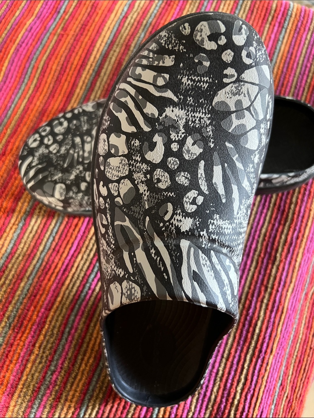 Cool oofos clogs w11 run large